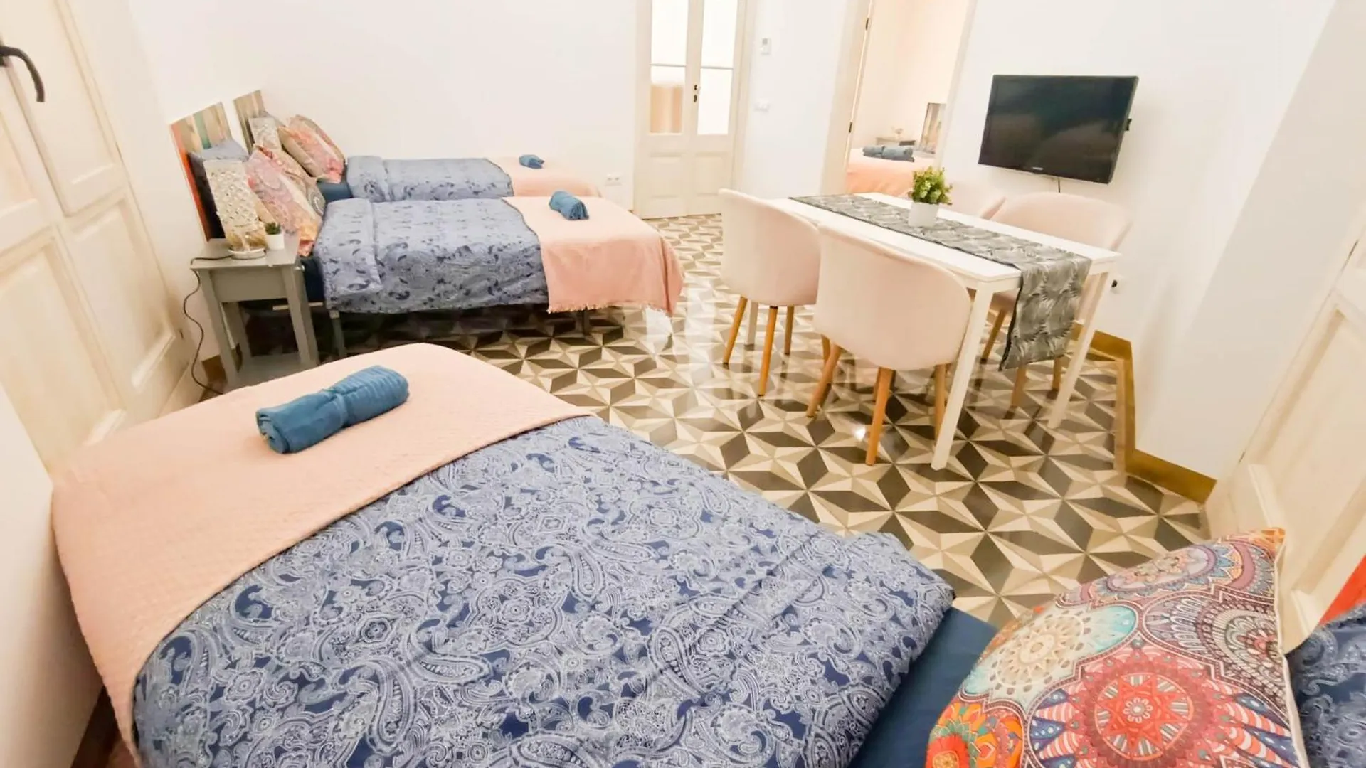Private Rooms Next Liceu 바르셀로나 0*,  스페인