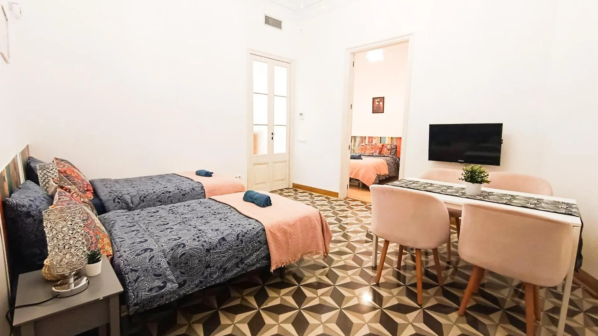 Private Rooms Next Liceu Barcelona Hostal
